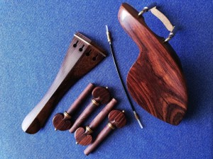 Set Accesorii Viola Palisandru model Heart cu ornament auriu